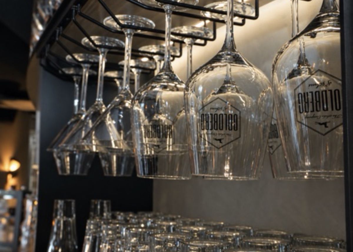 Gläser über der Bar